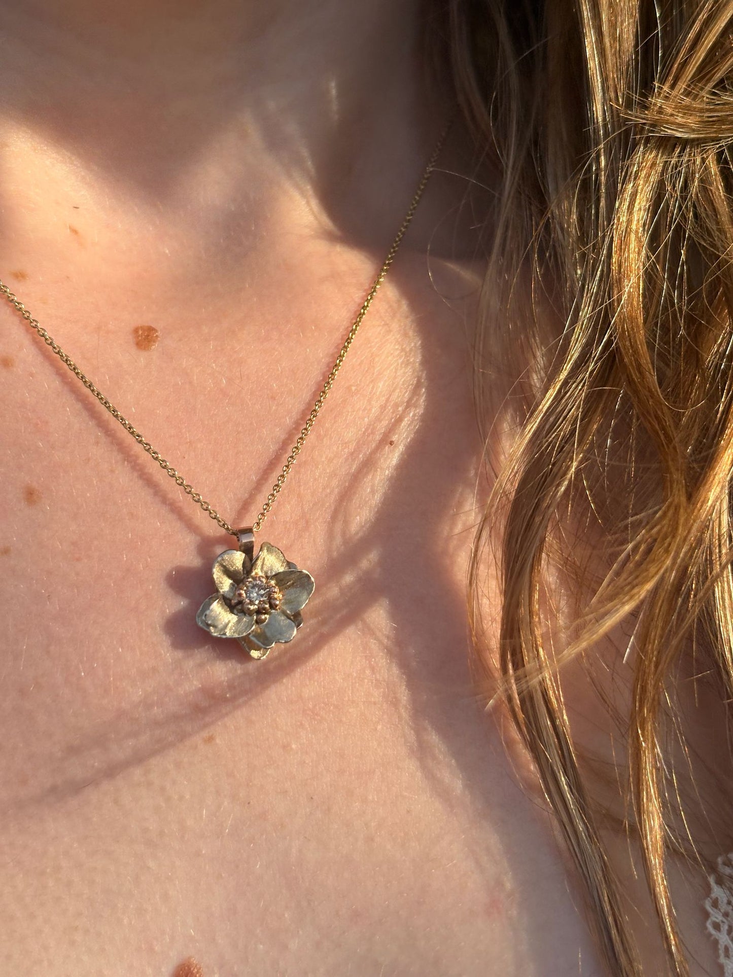 Pendant flower set with diamond