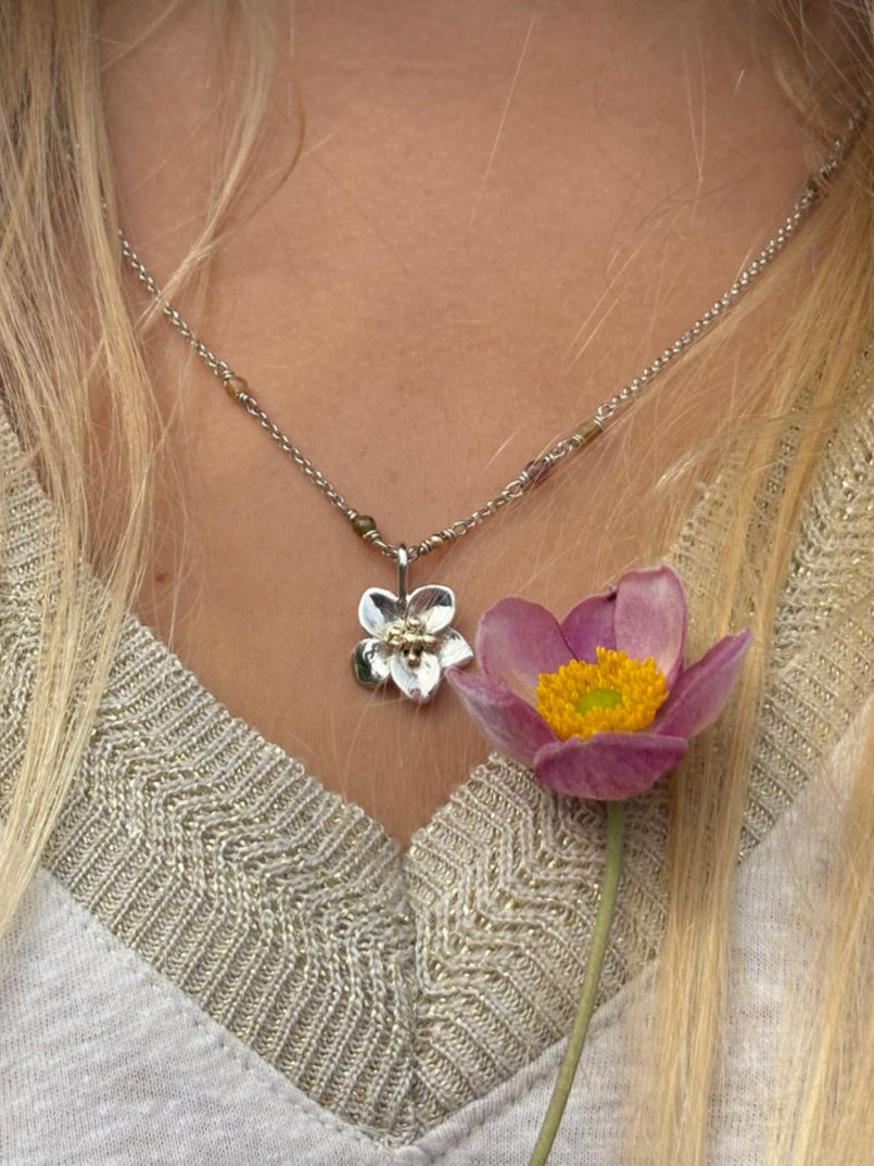 Halskette mit silberner Blume mit Goldkügelchen