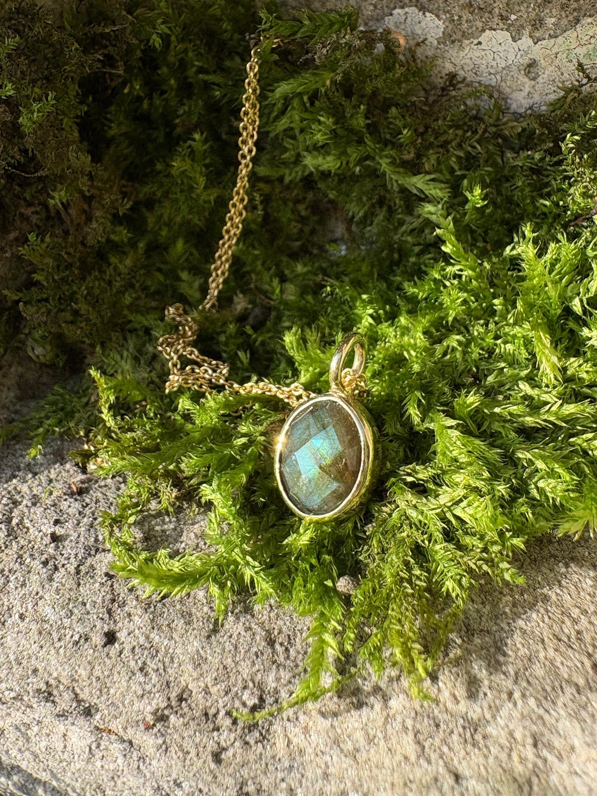 Verkocht: Gouden collier met hanger labradoriet