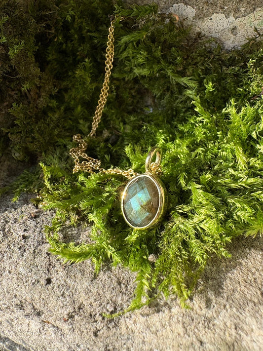 Verkocht: Gouden collier met hanger labradoriet