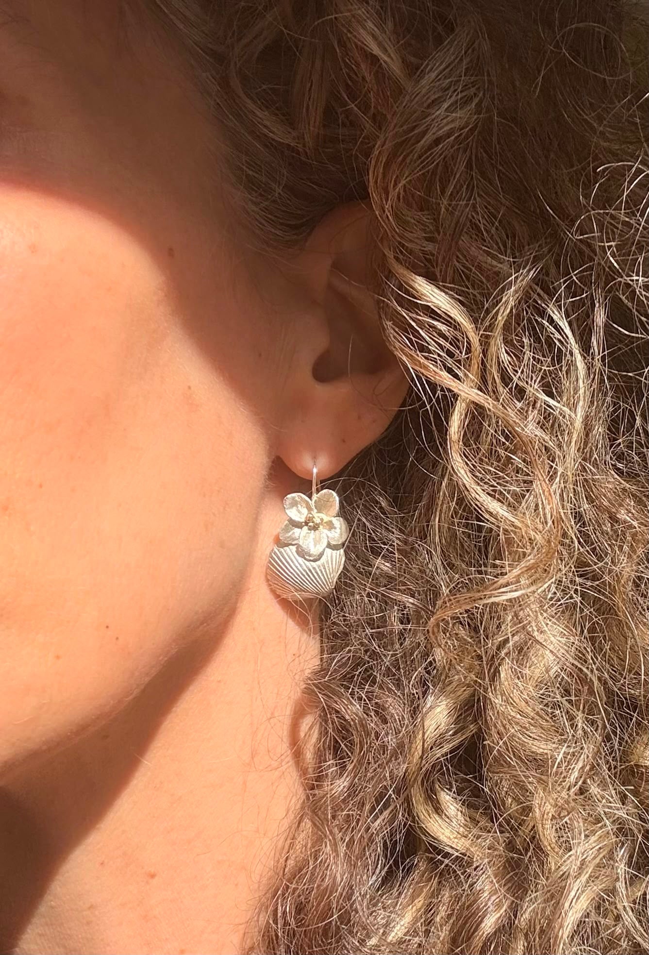Zilveren oorhangers met schelp en bloem met gouden bolletjes