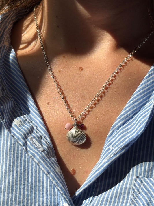 Large cockle pendant including necklace