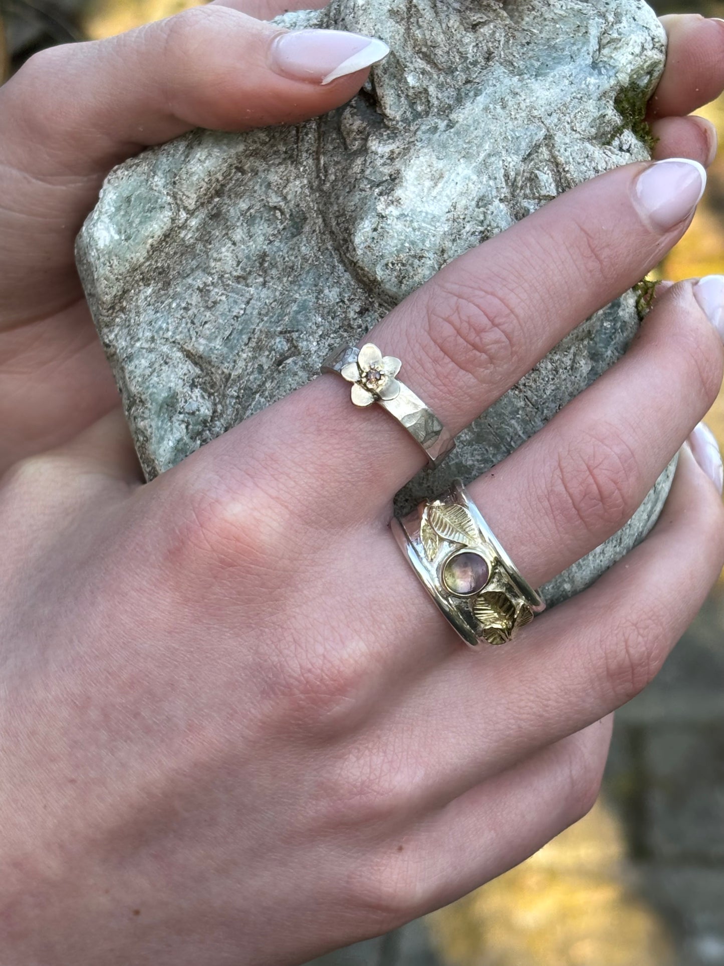 Ring mit goldener Blume und rosa Turmalin