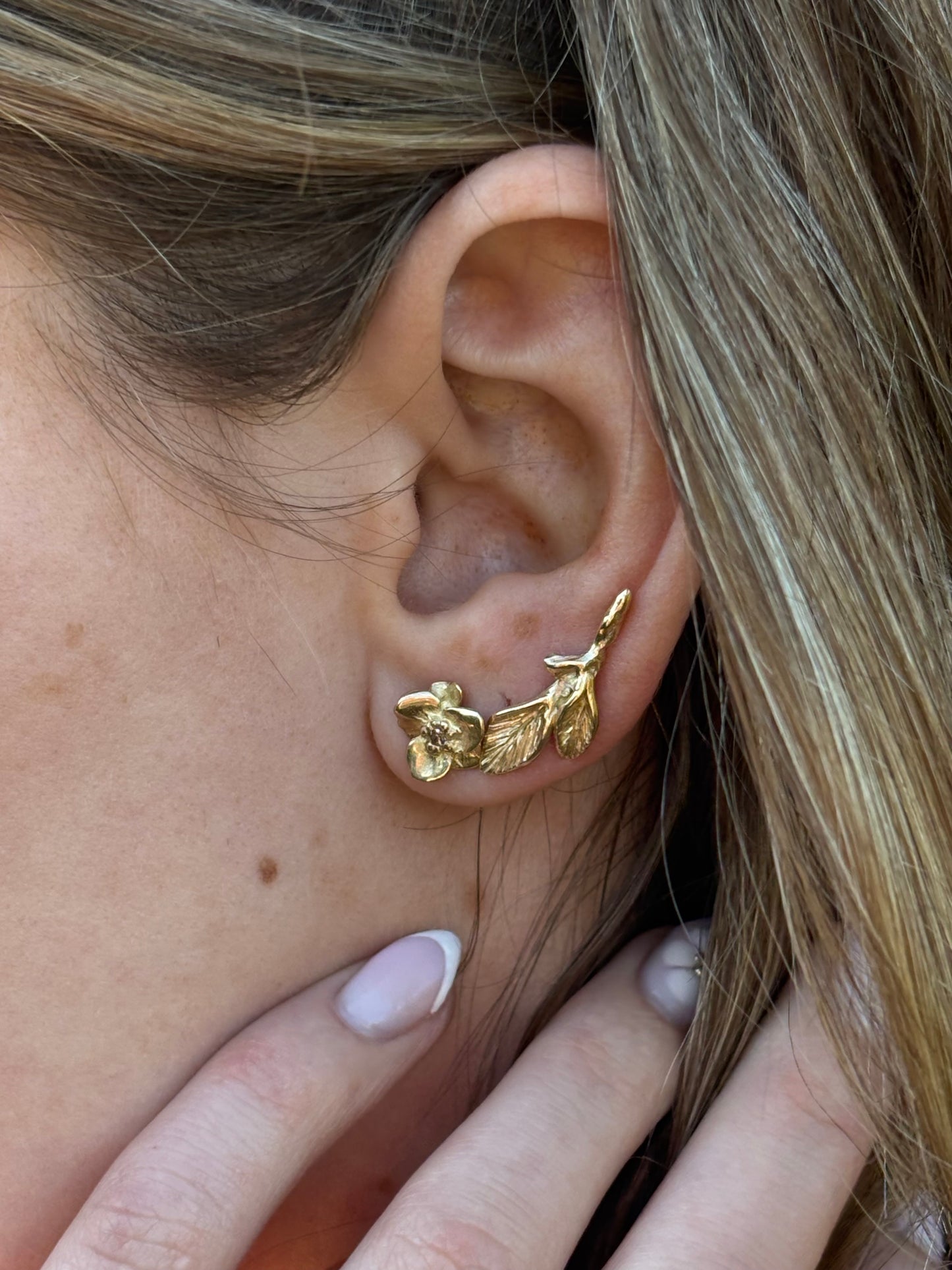 Goldene Blumen-Ohrstecker mit Diamant
