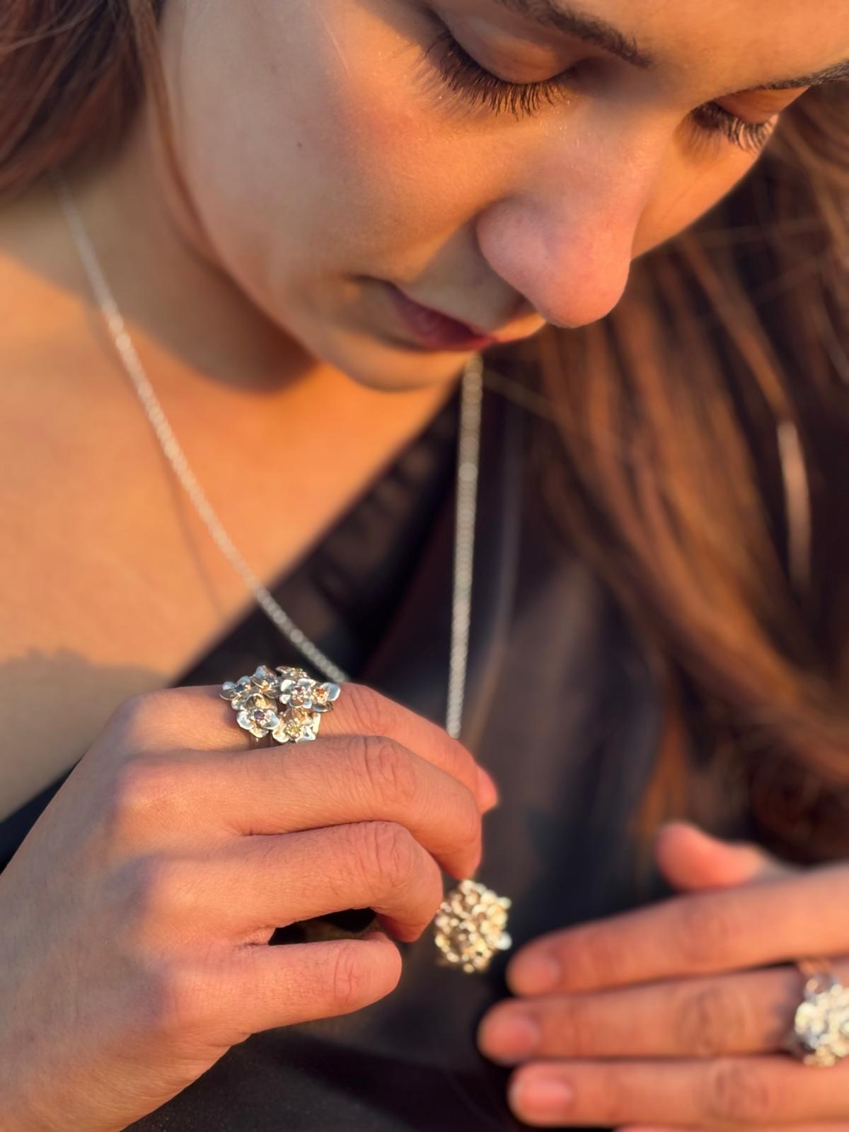 Auffälliger Silberring mit 7 Blumen